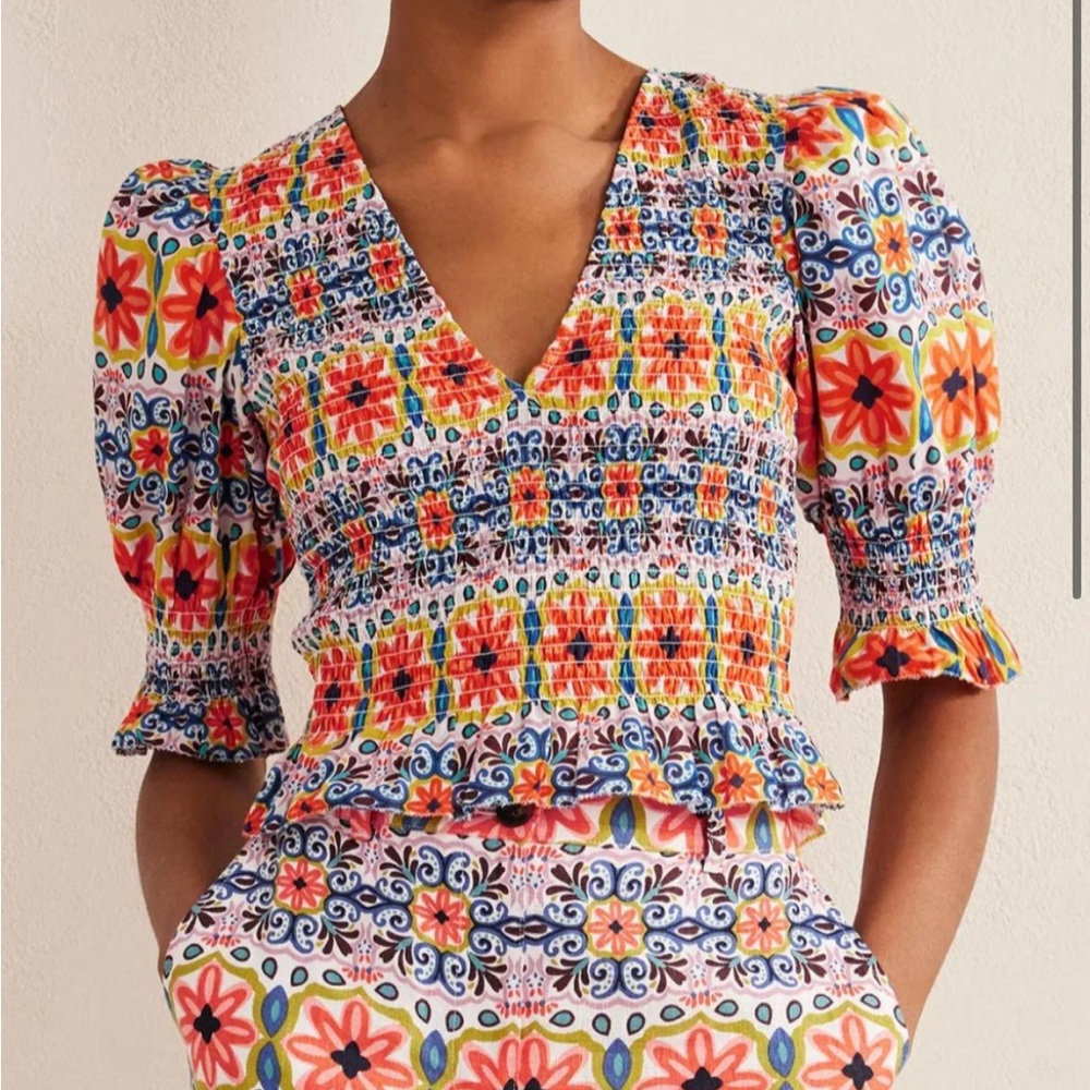 Boden Women’s size US6 Patterned V Neck Smocked Cropped Bodice 3/4 length sleeve